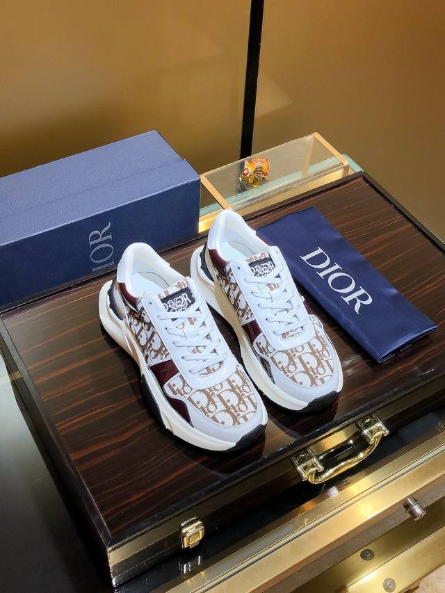 商品名称：Dior 迪奥 正规码数: 38-44 休闲鞋 商品材料：精选 牛皮鞋面，柔软羊皮内里；原厂大底。